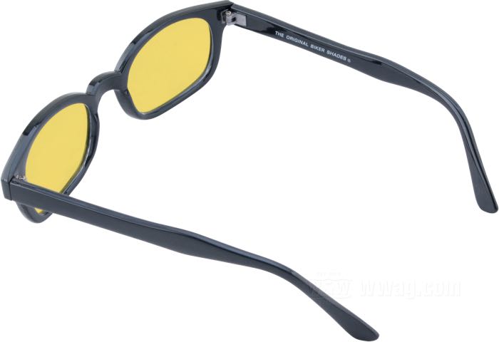 Sonnenbrille von Original KD’s; Polycarbonat; Breite: 132 mm; Material der Gläser: Polycarbonat; Farbe/Typ der Gläser: polarisierend / gelb; Breite der Gläser G: 47.5 mm; mit Stoffetui; Bruttogewicht: 22 g