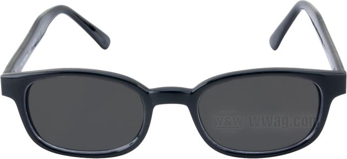 Sonnenbrille von Original KD’s; Polycarbonat; Breite: 132 mm; Material der Gläser: Polycarbonat; Farbe/Typ der Gläser: dunkelgrau; Breite der Gläser G: 47.5 mm; mit Stoffetui; Bruttogewicht: 25 g