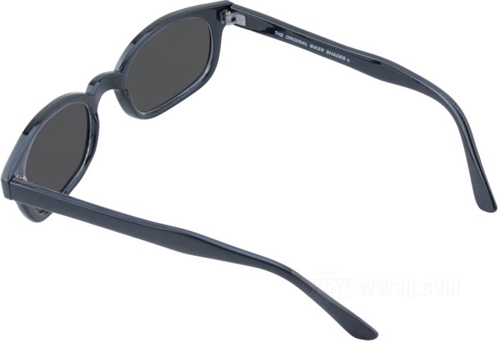 Sonnenbrille von Original KD’s; Polycarbonat; Breite: 132 mm; Material der Gläser: Polycarbonat; Farbe/Typ der Gläser: dunkelgrau; Breite der Gläser G: 47.5 mm; mit Stoffetui; Bruttogewicht: 25 g