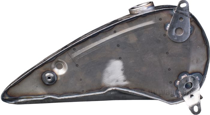 Serbatoio di benzina »WR Style« di Cannonball; atto per Panheads 1948-1965 con cambio a pedale (senza supporto per consolla del cambio e leva cambio); acciaio; volume: 9 l; tappo necessario: chiusura a baionetta 1955-1982; rubinetto necessario: 3/8” NPT; Europa; peso lordo: 4.06 kg