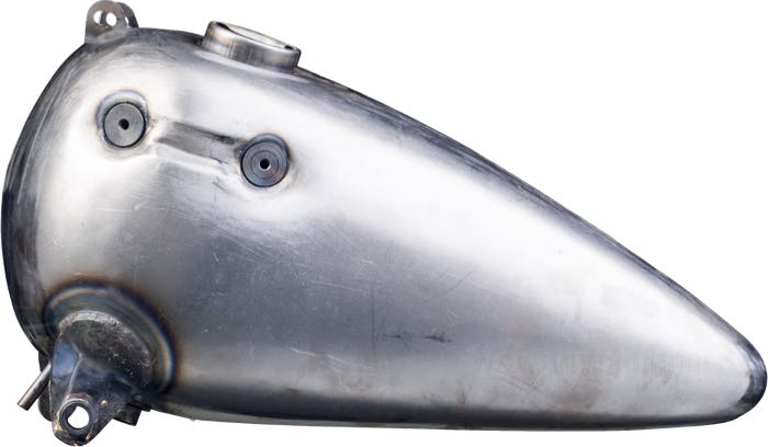 Serbatoio di benzina »WR Style« di Cannonball; atto per Panheads 1948-1965 con cambio a mano/ consolla del cambio; acciaio; volume: 9 l; tappo necessario: chiusura a baionetta 1955-1982; rubinetto necessario: 3/8” NPT; Europa; peso lordo: 5.33 kg