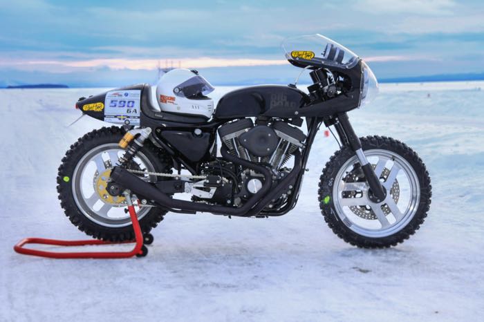 Serbatoio di benzina »Road Race« di Storz; atto per Evolution Sportster 1986-2003; alluminio, naturale; volume: 13 l; con tappo: Aero Style; rubinetto necessario: 3/8” NPT; U.S.A.; peso lordo: 4.6 kg