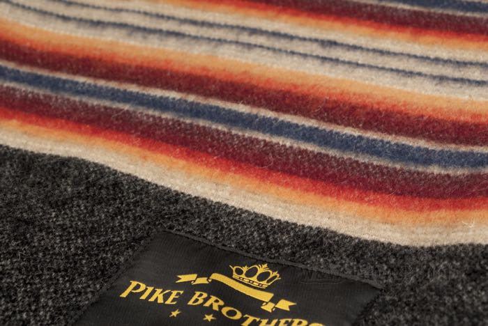 Decke »1969 Denakatee Depakatè« von Pike Brothers; Wolle, faded black / beige; Länge x Breite: 200 x 170 cm; mit Tragegurt für Decken; Portugal; Bruttogewicht: 1.61 kg