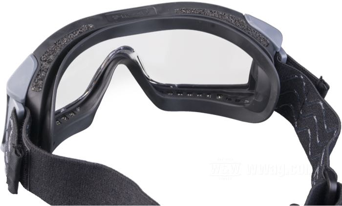 Occhiali »X1000« di Bollé; TPV (vulcanizzato termoplastico), nero; larghezza x altezza: 175 x 70 mm; peso netto: 106 g; materiale lenti: policarbonato; colore/tipo lenti: chiaro; può essere portata sopra gli occhiali da vista e occhiali da sole; con astuccio rigido; peso lordo: 252 g
