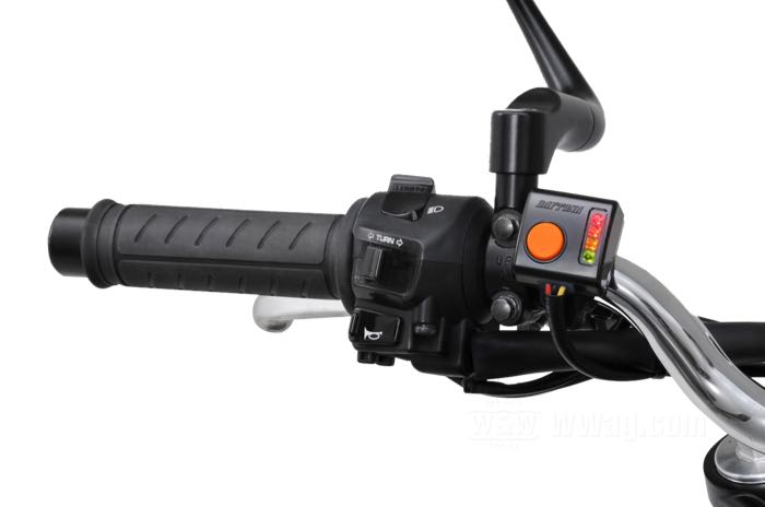 Heated grips by Daytona; fits models 1974→; plastic / rubber / copper; inner-Ø left: 1 ”; inner-Ø right: 1-1/8 ”; with instructions; gross weight: 470 g
