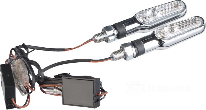 Pareja de intermitentes »D-Light« de Daytona; aluminio macizo / acero, cromado; L x A x F: 69 x 19.5 x 16 mm; tipo de bombilla: LED; lente: claro; rosca: M8; 12 V; 5 W; posición: delantero o trasero; con protector de sobretensión; homologado E9; peso bruto: 212 g