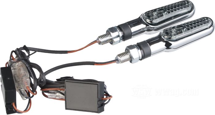 Pareja de intermitentes »D-Light« de Daytona; aluminio macizo / acero, cromado; L x A x F: 69 x 19.5 x 16 mm; tipo de bombilla: LED; lente: ahumado; rosca: M8; 12 V; 5 W; posición: delantero o trasero; con protector de sobretensión; homologado E9; peso bruto: 213 g