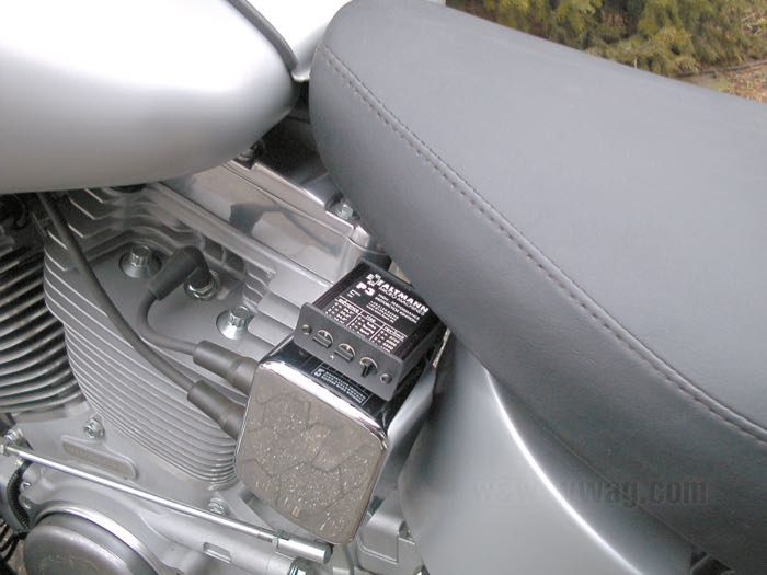 Centralina d'accensione »P3« di Altmann Micro Machines; atto per Harley-Davidson Twin Cam 1999→ e Sportster 2004-2020  con carburatore; per Twin Cam con staffa Softail; L x L x A: 54 x 59 x 27 mm; ad usare con 12 V; resistenza primaria: 2 x 0.8 Ω; con spina ed istruzioni dettagliate; Germania; peso lordo: 260 g