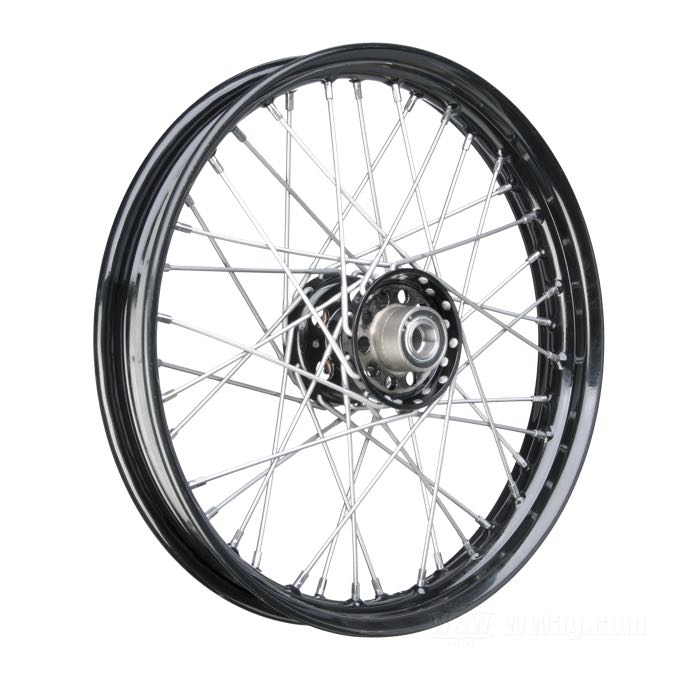 Ruota a raggi di Bates; atto per E(L)/F(LH) 1936-1966, U(LH) 1937-1948 davanti e dietro W(L) 1937-1952 solo dietro; acciaio, con stampo KHW; mozzo Star; finissaggio mozzo: nero rivestito(a) a polvere; profilo: canale semi-profondo; finissaggio cerchio: nero rivestito(a) a polvere; 2.15x18 ”; raggi: acciaio cadmiato (ZnNi); valvola di metallo centrale; rimpiazza OEM HD 40978-36; peso lordo: 8.4 kg