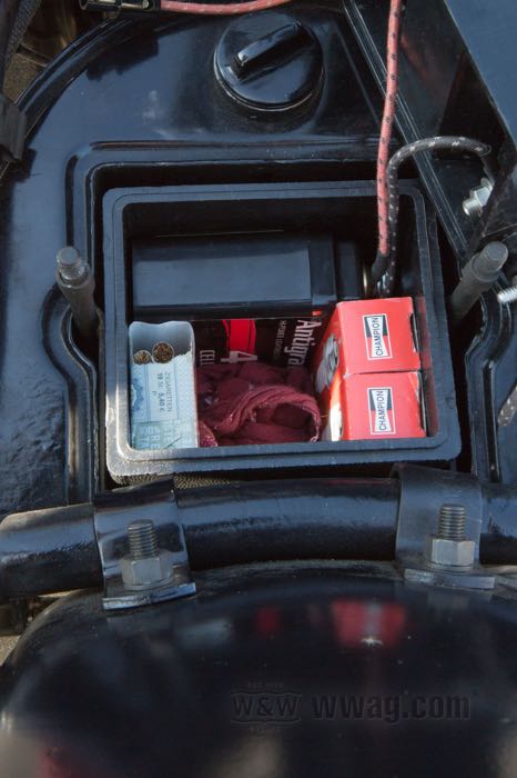 Batteriegehäuse »BattBoy HM5 Type Typ HM5« von Bates; für OEM Style Horseshoe Öltanks; passend für Singles 1929-1936, 750cc 1929-1963, OHV Big Twin 1936-1964, SV Big Twin 1937-1948; ABS, schwarz; B x H x T: 115 x 210 x 100 mm; Innenmaße (BxHxT): 100 x 175 x 85 mm; Bruttogewicht: 800 g