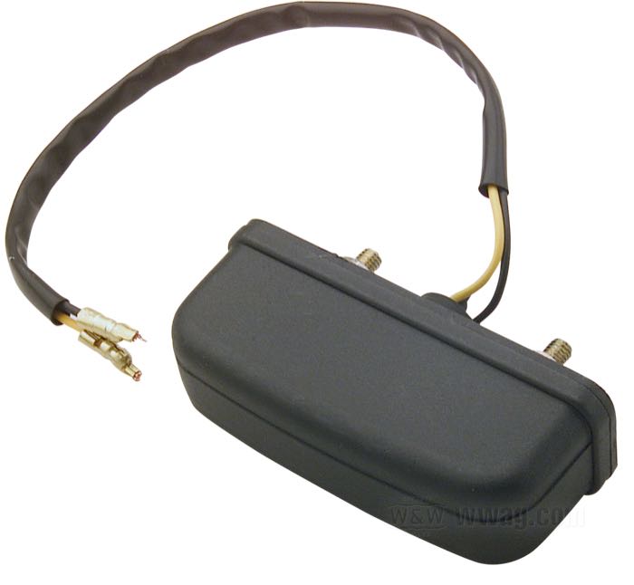 Illuminazione targa »Rettangolare«; uscita verso il basso del fascio luminoso; plastica, nero; tipo di lampadina: W5W; 12 V; basetta: W2.1x9.5d; superficie di fissaggio: piana; distanza dei forati di fissaggio: 46 mm; omologato E3; peso lordo: 60 g