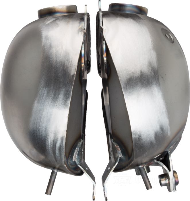 Serbatoio di benzina »WR Style« di Cannonball; atto per Knuckleheads 1936-1946 con cambio a mano/ consolla del cambio; acciaio; volume: 9.5 l; tappo necessario: chiusura a baionetta 1955-1982; rubinetto necessario: 3/8” NPT; Europa; peso lordo: 5 kg