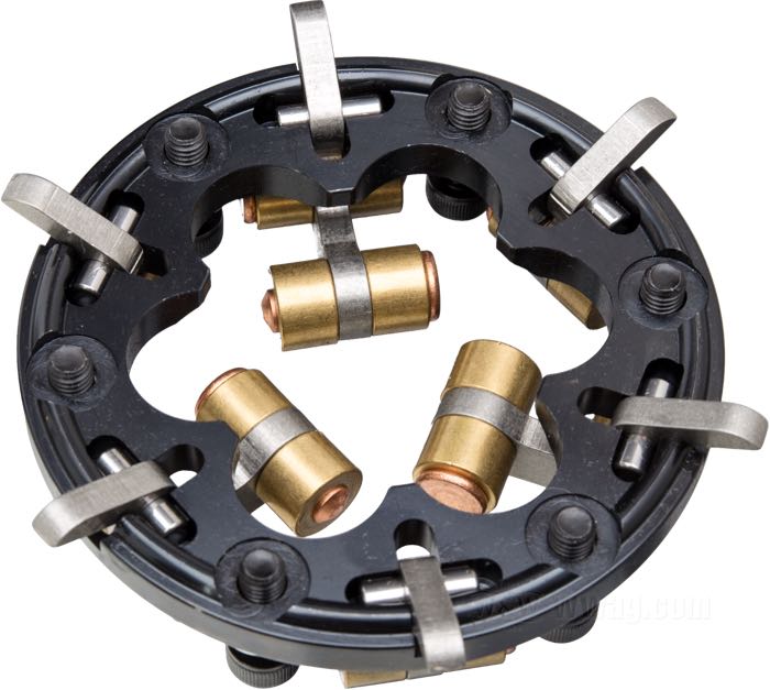 Piatto spingidischi frizione con assistenza per pesi centrifughi di T.P.P.; atto per Dyna 1998-2017 e Softail 1998-2017 (ecc. modelli CVO e SE 2013→), Touring 1998-2016 (ecc. modelli Low 2015-2016); acciaio / acciaio inox; sforzi d’esercizio ai comandi: -27%; pressione sui dischi sicura: 100 kg; Giappone; peso lordo: 486 g