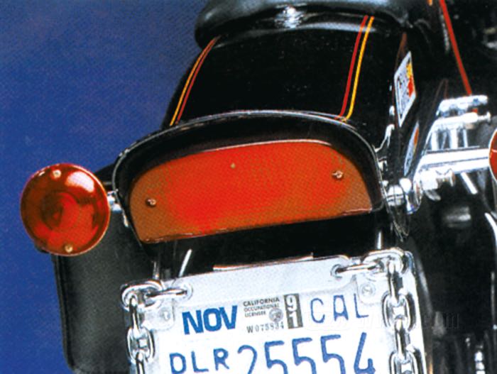 Rücklicht »Fat Bob«; passend für FXWG, Softail 1980→; Acrylglas / Kunststoff; Glühlampen-Typ: P21/5W; 12 V; Sockel: BAY15d; mit 12 V Glühlampe; mit Bremslicht; mit Kennzeichenbeleuchtung; ohne Kennzeichenhalter; Bruttogewicht: 260 g