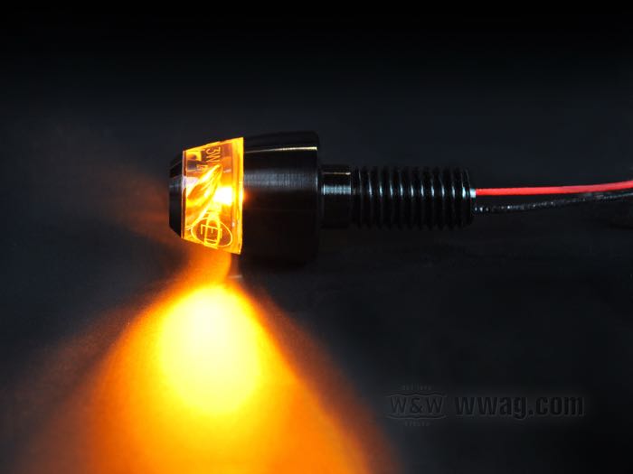 Clignotant »mo.blaze Pin« de motogadget; aluminium / verre acrylique, anodisé noir; Ø 18 mm; type ampoule: LED; cabochon: clair; filetage: M8; 12 V; 3 W; position: avant et arrière; avec deux câbles 99 cm et ecrou; homologué E1; Allemagne; poids brut: 40 g