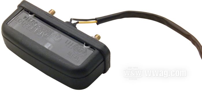 Illuminazione targa »Rettangolare«; uscita verso il basso del fascio luminoso; plastica, nero; tipo di lampadina: W5W; 12 V; basetta: W2.1x9.5d; superficie di fissaggio: piana; distanza dei forati di fissaggio: 46 mm; omologato E3; peso lordo: 60 g