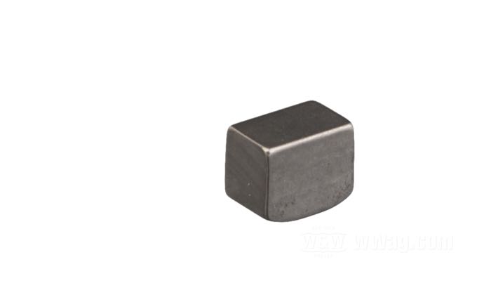 Clavette Woodruff; pour arbre à cames adm. arr.; adaptable à Sportster 1980-1984; acier; L x L x H: 7.3 x 4.73 x 6 mm; remplace OEM HD 11204; poids brut: 2 g