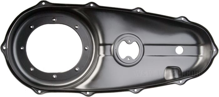 Äußerer Primärdeckel »Smooth«; passend für Big Twin 1955-1964; Stahlblech, schwarz, kunststoffbeschichtet; Höhe Motorritzelglocke außen (A): 66 mm; Höhe Kupplungsglocke innen (B): 75 mm; Höhe Kupplungsglocke außen (C): 79 mm; ersetzt OEM HD 60505-55; Bruttogewicht: 2.35 kg