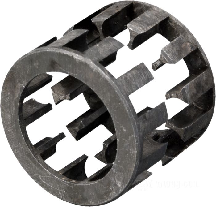 Gabbia cuscinetto; per Albero di trasmissione; atto per Flathead 45”/750ccm del 1929-73, ecc. modelli K.; senza rulli cuscinetto; acciaio; Punto installazione: sinistro; rimpiazza OEM HD 417-29 e 24720-29; AVVERTENZA: Servono 24x WW 60-716 (std.); peso lordo: 31 g