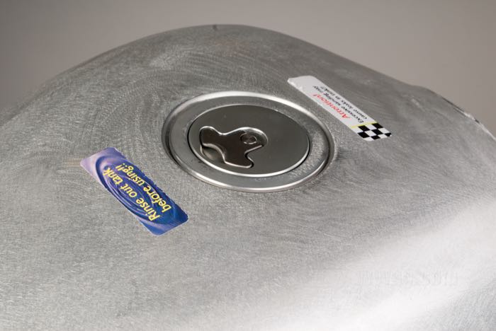 Serbatoio di benzina »Road Race« di Storz; atto per Evolution Sportster 1986-2003; alluminio, naturale; volume: 13 l; con tappo: Aero Style; rubinetto necessario: 3/8” NPT; U.S.A.; peso lordo: 4.6 kg