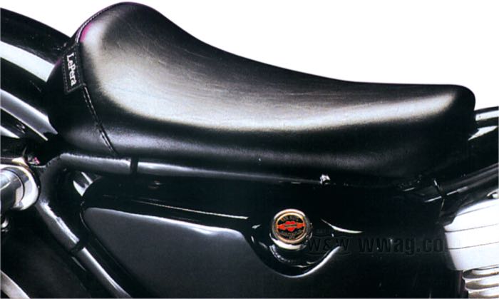 Asiento mono »Bare Bones Standard« de Le Pera; apropiado para Sportster 1982-2003; con deposito 2.25 gal (8.5 l) o 3.3 gal (12.5l); piel sintética, negro; largo x ancho: 40 x 27 cm; EE. UU.; peso bruto: 1.86 kg