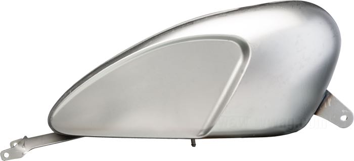 Serbatoio di benzina »Marlin«; atto per Sportster 2004-2006; acciaio; volume: 12.2 l; tappo necessario: 1 x ventilato / screw-in 1.75” 4 TPI; rubinetto necessario: M22 x 1; rubinetto necessario: M22 x 1; peso lordo: 6.06 kg