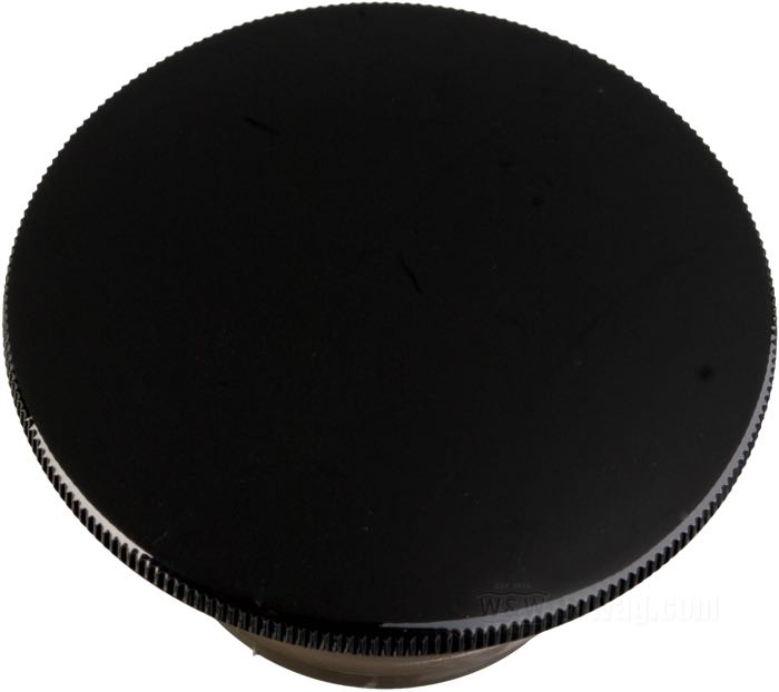 Bouchon de réservoir »Low Profile«; adaptable à FL(H) 1983-1984, FX 1983-1985, Softail 1984-1999; filetage à gauche; aluminium, noir; Ø 67 mm; sans aération; poids brut: 105 g