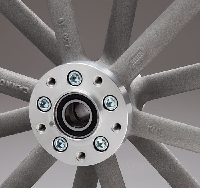 Ruota anteriore »MAG-12« di Cannonball; alluminio fuso, finitura MAG; mozzo anteriore adattato, tipo FX/XL 2000-2007 SF; Ø collare centraggio: 50 mm; flangia singola, filettature di 5/16”-18; 2.5x19 ”; perno ruota adatto Ø: 3/4 ”; valvola di metallo centrale; certificato, omologato JWL (JASO); Germania; peso lordo: 8.5 kg