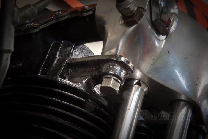 Halter von Cannonball; für Kipphebelgehäuse; passend für Knucklehead 1936-1947; lang, links und rechts; Gusseisen, Guss-Finish; Deutschland; Bruttogewicht: 275 g
