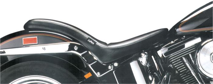 Double seat »Cobra Standard« by Le Pera; fits Softail 1984-1999 (130mm rear tire); synthetic leather, black, smooth; length x width: 76 x 30 cm; USA; gross weight: 3.7 kg
