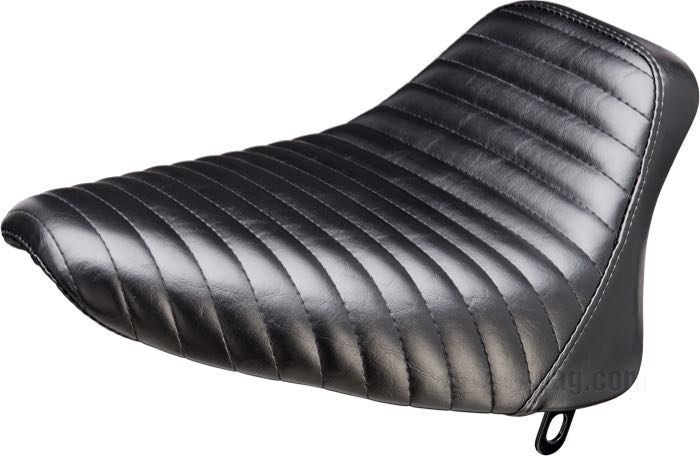 Asiento mono »Bare Bones Pleated« de Le Pera; apropiado para Softail 1984-1999 (neum. trasero de 130 mm); piel sintética, negro; largo x ancho: 46 x 33 cm; EE. UU.; peso bruto: 3.77 kg