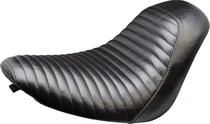 Selle mono »Bare Bones Pleated« de Le Pera; adaptable à FXST 2006→ (200 mm pneu arrière), FLSTF 2007→, FLSTSB 2008→; simili cuir, noir; longueur x largeur: 57 x 33 cm; USA; poids brut: 4.79 kg