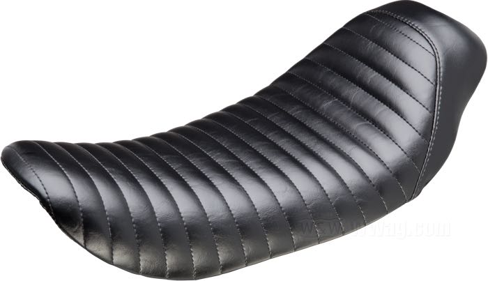 Selle mono »Bare Bones Pleated« de Le Pera; adaptable à Dyna Wide Glide 1996-2003; simili cuir, noir; longueur x largeur: 50 x 27 cm; USA; poids brut: 3.47 kg