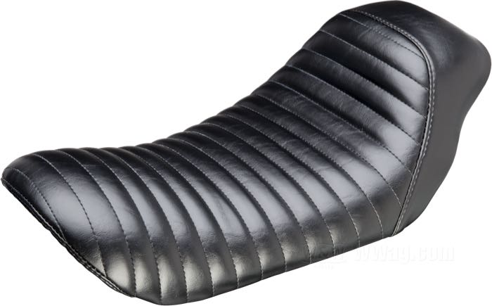 Selle mono »Bare Bones Pleated« de Le Pera; adaptable à Dyna Wide Glide 2004-2005; simili cuir, noir; longueur x largeur: 48 x 27 cm; USA; poids brut: 3.39 kg