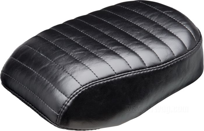 P-Pad »Bare Bones Pleated« by Le Pera; fits Softail 2006-2017 (200 mm rear tire); synthetic leather, black; L x W x H: 29 x 21 x 7 cm; USA; gross weight: 1.1 kg