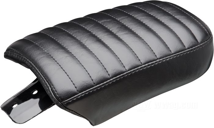 Pouf »Bare Bones Pleated« de Le Pera; adaptable à Dyna 2004-2005; simili cuir, noir, hauteur avant: 7 cm / hauteur arrièrer: 5 cm; longueur x largeur: 27 x 17 cm; USA; poids brut: 992 g
