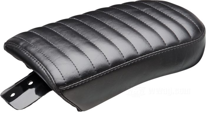 Pouf »Bare Bones Pleated« de Le Pera; adaptable à FXDWG 2004-2005; simili cuir, noir, hauteur avant: 6 cm / hauteur arrièrer: 5 cm; longueur x largeur: 31 x 17 cm; USA; poids brut: 1.12 kg