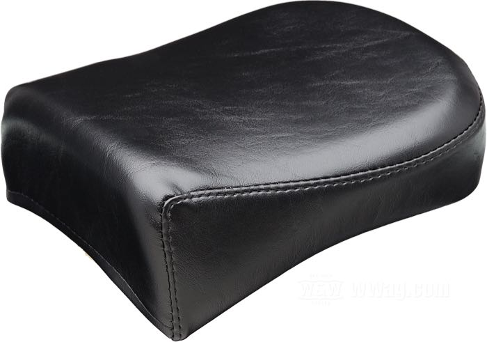 Cuscino passeggero »Silhouette« di Le Pera; atto per Touring 1997-2001 (ecc. Road King); similpelle, nero, altezza anteriore: 8 cm / altezza posteriore: 6 cm; lunghezza x larghezza: 26 x 20 cm; U.S.A.; peso lordo: 1.14 kg