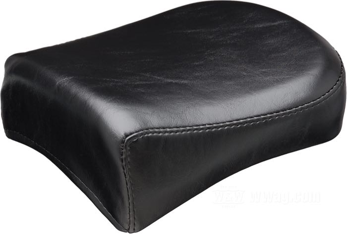 Cuscino passeggero »Silhouette« di Le Pera; atto per Touring 2002-2007 (ecc. Road King); similpelle, nero, altezza anteriore: 8 cm / altezza posteriore: 6 cm; lunghezza x larghezza: 26 x 20 cm; U.S.A.; peso lordo: 1.18 kg