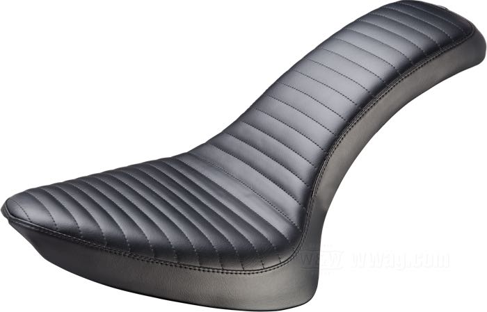 Selle biplace »Cobra Pleated« de Le Pera; adaptable à Softail 1984-1999 (130 mm pneu arrière); simili cuir, noir; longueur x largeur: 76 x 30 cm; USA; poids brut: 4.83 kg