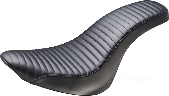 Selle biplace »Cobra Pleated« de Le Pera; adaptable à FXST 2006→ (200 mm pneu arrière), FLSTF 2007→, FLSTSB  2008→; simili cuir, noir; longueur x largeur: 76 x 30 cm; USA; poids brut: 5.4 kg