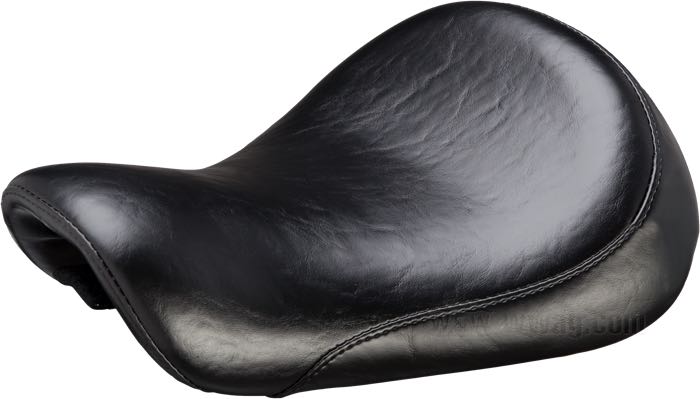 Selle mono »Silhouette Biker Gel Standard« de Le Pera; adaptable à Sportster 2004-2006 et 2010-2020; avec réservoir 3.3 gal (12.5l); simili cuir, noir; largeur: 31 cm; longueur: 405 mm; USA; poids brut: 3.39 kg