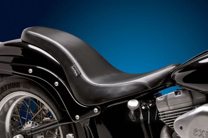 Selle biplace »Cobra Standard« de Le Pera; adaptable à FXST 2006→ (200 mm pneu arrière), FLSTF 2007→, FLSTSB  2008→; simili cuir, noir, lisse; longueur x largeur: 76 x 30 cm; USA; poids brut: 5.34 kg