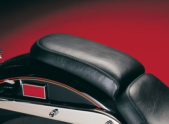 P-Pad »Silhouette« by Le Pera; fits Softail 2008-2017 (150 mm rear tire, exc. Softail Slim 2016→); synthetic leather, black, height front: 7 cm / height rear: 5 cm; length x width: 31 x 18 cm; USA; gross weight: 1.25 kg