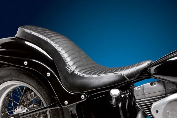 Selle biplace »Cobra Pleated« de Le Pera; adaptable à Softail 1984-1999 (130 mm pneu arrière); simili cuir, noir; longueur x largeur: 76 x 30 cm; USA; poids brut: 4.83 kg