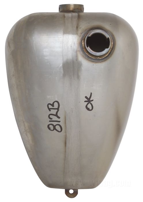 Depósito de gasolina »Mustang« de Paughco; acero; volumen: 12.5 l; tapón necesario: cierre de bayoneta 1955-1982; tapón necesario: 1 x ventilado; grifo de gasolina necesario: 2 x 1/4” NPT; grifo de gasolina necesario: 2 x 1/4” NPT; EE. UU.; peso bruto: 4.6 kg