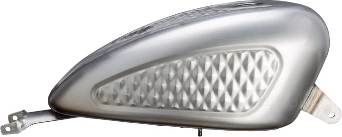 Serbatoio di benzina »Diamond King«; atto per Sportster 2004-2006; acciaio, naturale; volume: 12.5 l; tappo necessario: 1 x ventilato / screw-in 1983→; rubinetto necessario: M22 x 1; peso lordo: 6.01 kg