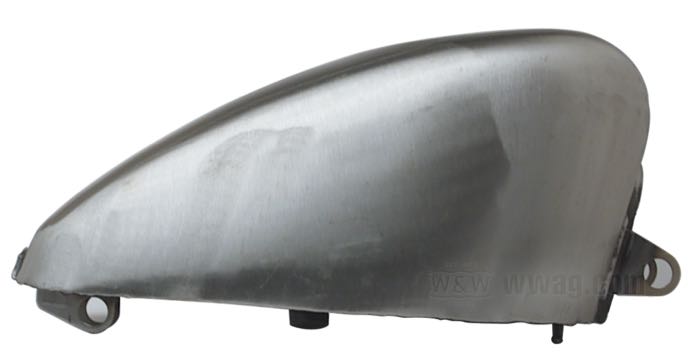 Serbatoio di benzina »XL 82-94 2.2 gal«; atto per Sportster 1982-1994; acciaio; volume: 8.3 l; tappo necessario: screw-in 1983→; rubinetto necessario: M22 x 1; rubinetto necessario: M22 x 1; rimpiazza OEM HD 61023-83; peso lordo: 3.2 kg
