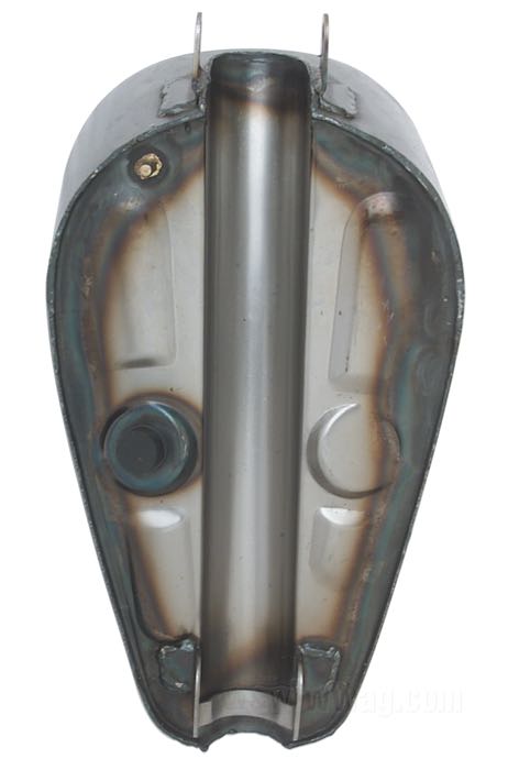 Serbatoio di benzina »XL 82-94 2.2 gal«; atto per Sportster 1982-1994; acciaio; volume: 8.3 l; tappo necessario: screw-in 1983→; rubinetto necessario: M22 x 1; rubinetto necessario: M22 x 1; rimpiazza OEM HD 61023-83; peso lordo: 3.2 kg