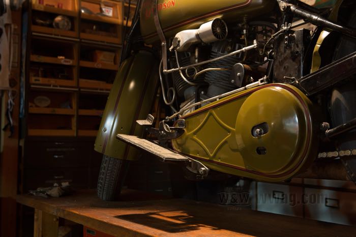 Coperchio primaria esterno di The Cyclery; atto per modelli F e J 1925-1929; acciaio, a fondo preparato; Altezza esterna della campana del pignone motore (A): 56 mm; Altezza interna della campana della frizione (B): 87 mm; Altezza esterna della campana della frizione (C): 88 mm; rimpiazza OEM HD 3801-25; peso lordo: 2.12 kg